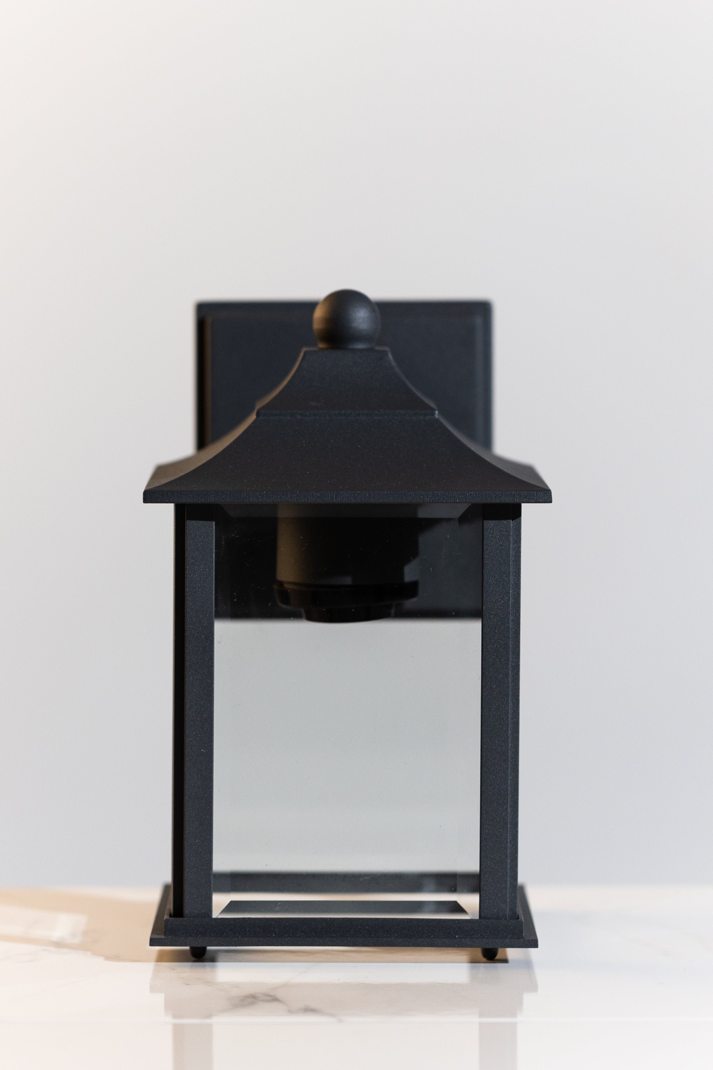 Kensington Outdoor Wall Lantern IP43 with Aluminium Die-Cast Body & Glass Diffuser