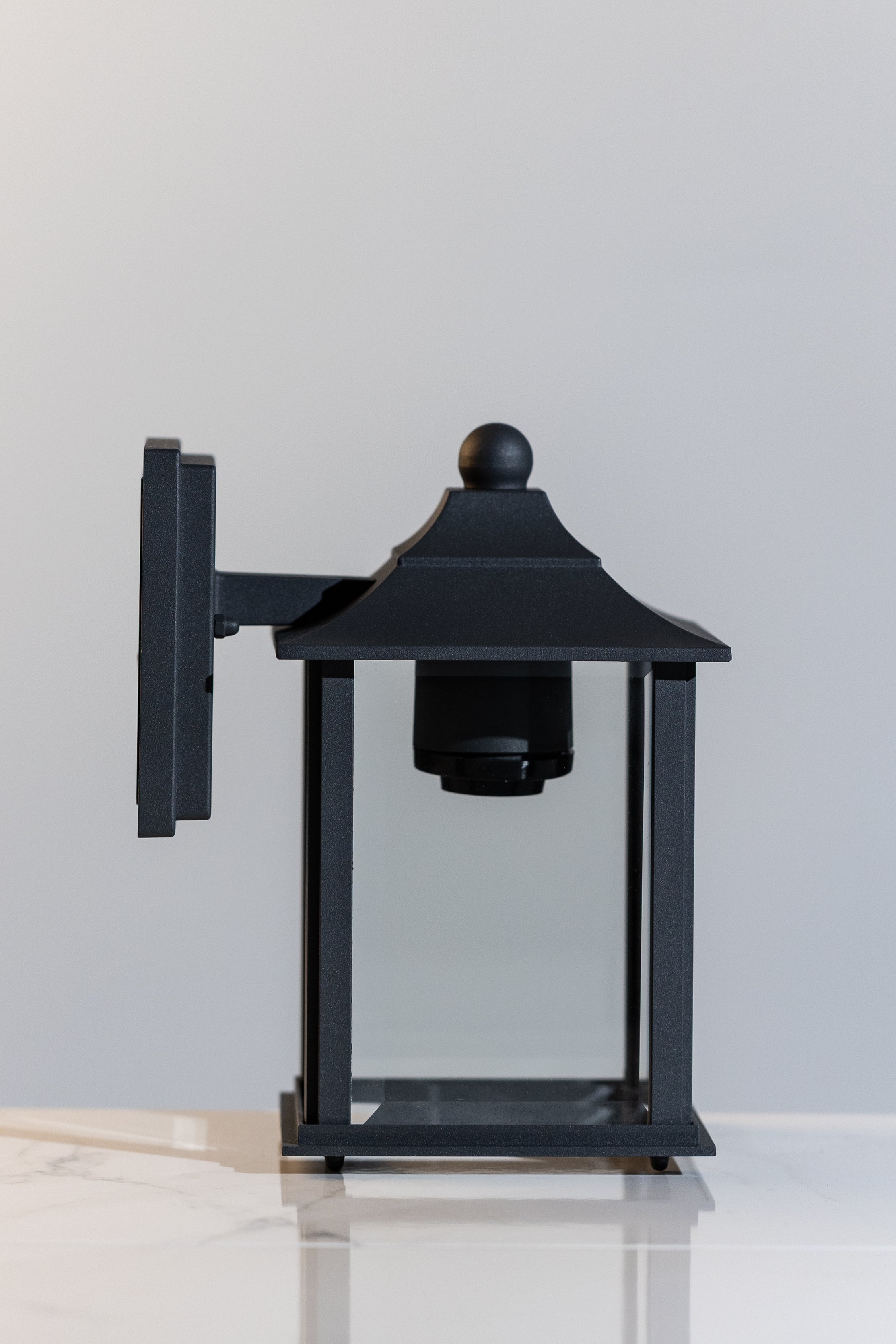 Kensington Outdoor Wall Lantern IP43 with Aluminium Die-Cast Body & Glass Diffuser