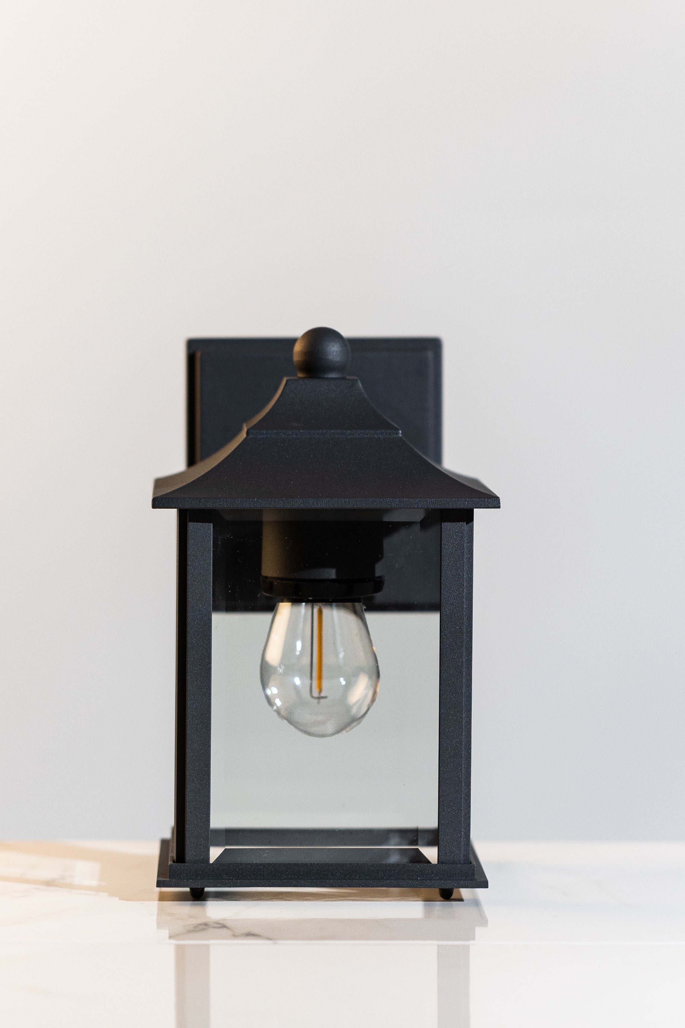 Kensington Outdoor Wall Lantern IP43 with Aluminium Die-Cast Body & Glass Diffuser